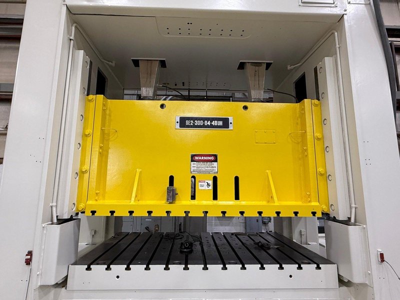300-ton Clearing Niagara SE2-300-84-48UH Used Straight Side Mechanical Metal Stamping Press For Sale, Reconditioned 2025