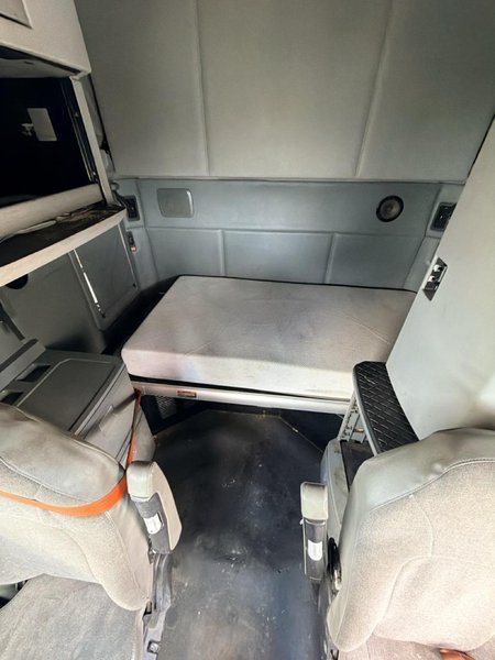 Kenworth T680 Sleeper Truck, 2014 – PACCAR/Cummins Diesel, Tandem Axle, Air Ride, 10-Speed/Auto, OTR Semi Tractor