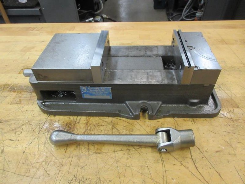 Kurt D675 6&quot; Machine Vise with Hard Jaws and Handle- Auction Item