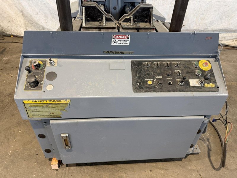 18" X 20" HYDMECH V-18 VERTICAL BANDSAW. STOCK # 0664225