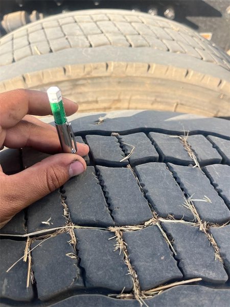 2020 Freightliner CA126SLP - Cascadia  3AKJHHDR2LSLR4945