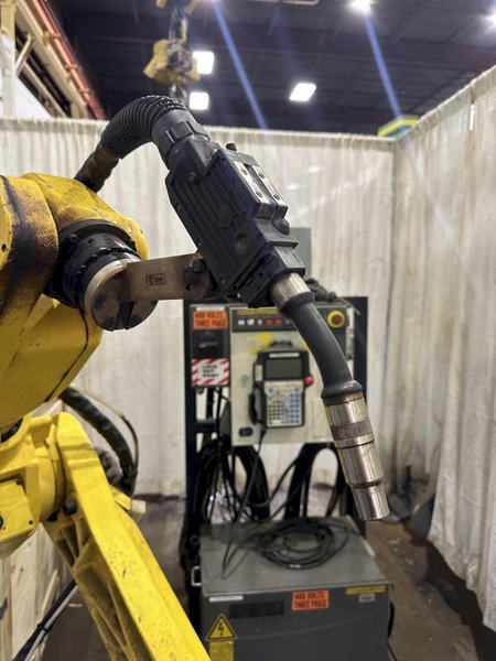 FANUC ROBOT WITH MILLER MODEL 452 WELDER: STOCK #77552