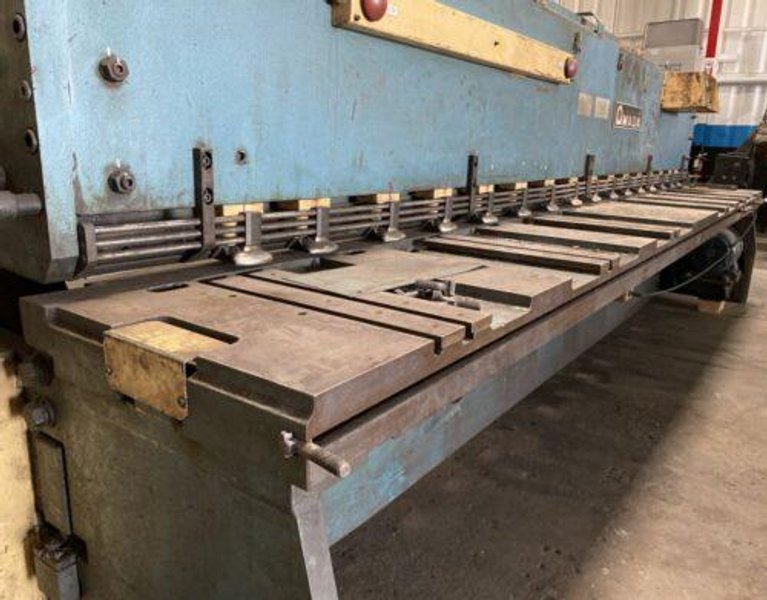 Amada M-4045 Power Squaring Shear