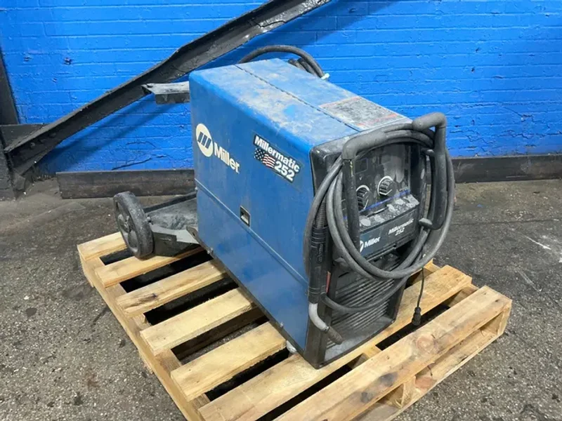 Miller  200 A Welder  - Millermatic 252