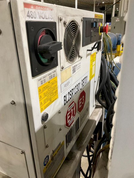 FANUC ARC MATE 120ID/12L ARC  W R30IB CONTROLLER + FRONIUS TPS 400I WELDER