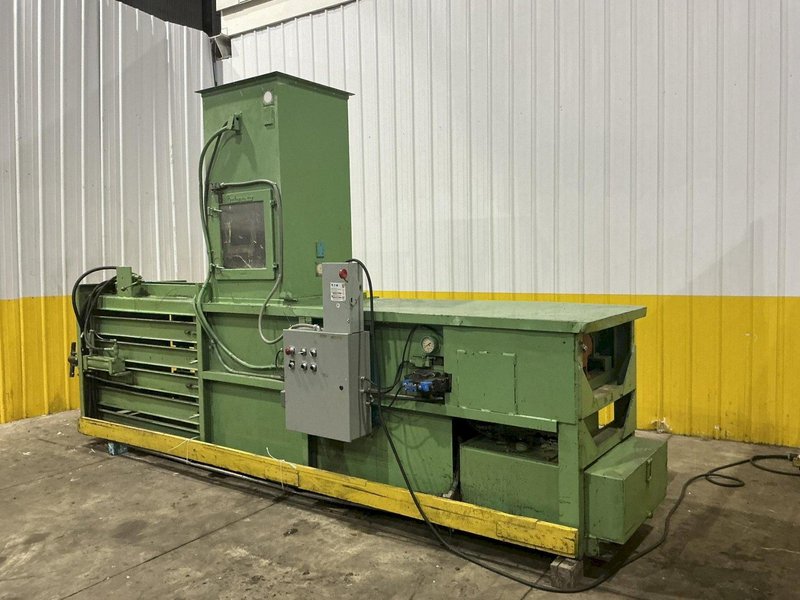 30" X 42" BALEMASTER CLOSED DOOR HORIZONTAL HYDRAULIC BALER: YOBRO #25088