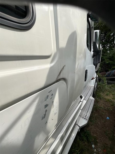 2021 Freightliner Cascadia 1FUJHHDR6MLMJ2151