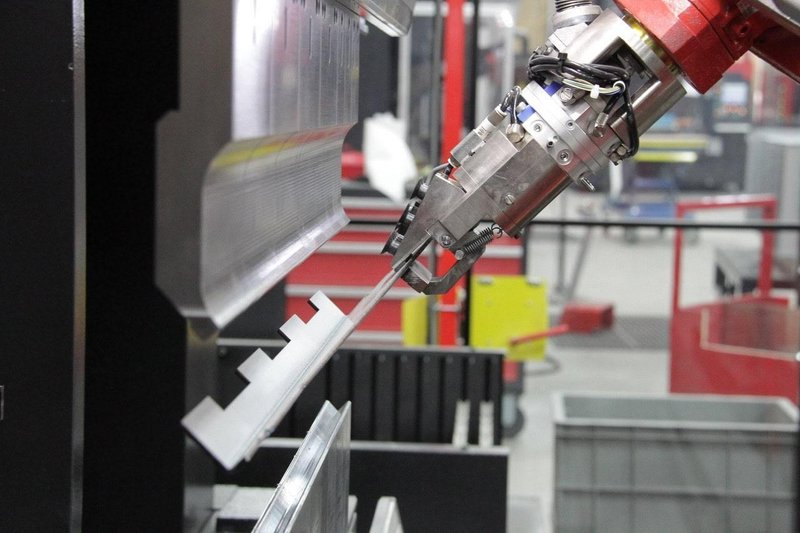 60 Ton x 4′ Amada EG6013 Automated Bend Cell, 2017 – 6 -Axis Robot, 7-Axis Backgauge