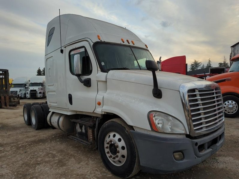 2013 Freightliner Cascadia 1FUJGLDR2DSBR0061