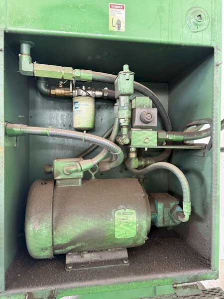 VERTICAL HYDRAULIC BALER. STOCK #0447725