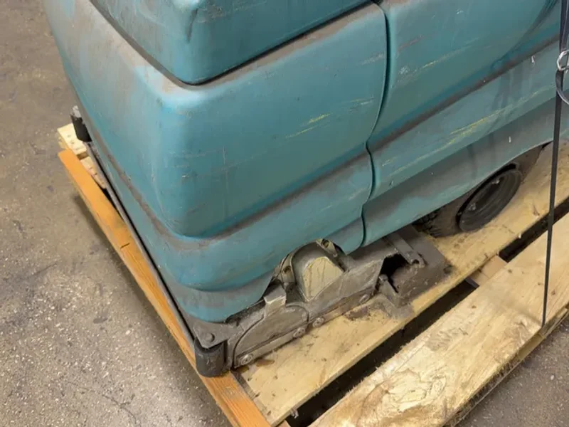 Tennant 28” Floor Scrubber  - 5700