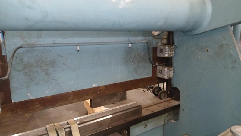 60 Ton x 6′, Accurpress, 7606, Hydraulic Press Brake, 1995 – CNC Backguage, Tooling and Cabinet Included