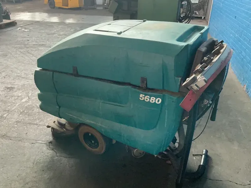 Tennant 28" Floor Scrubber - 5680