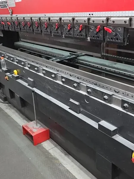 AMADA 243 TON HRB 2204 PRESS BRAKE  -  HRB2204