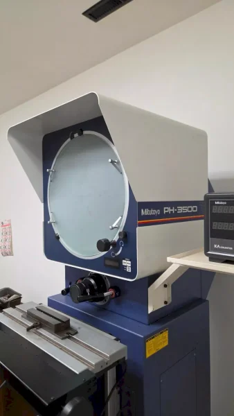 14" MITUTOYO Model PH-3515F Bench Top Comparator, s/n 000931412.