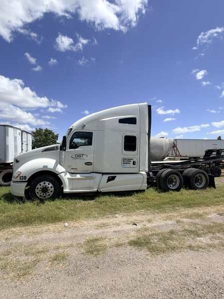 Kenworth T680 Sleeper Truck, 2014 – PACCAR/Cummins Diesel, Tandem Axle, Air Ride, 10-Speed/Auto, OTR Semi Tractor