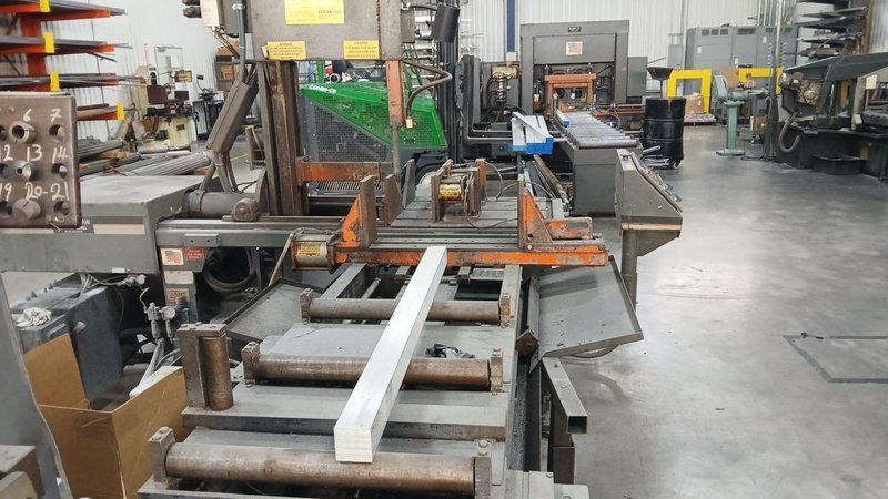 18″ x 22″ HEM V100LA-3 Automatic Tilting-Head Vertical Band Saw, 2004 – Under Power