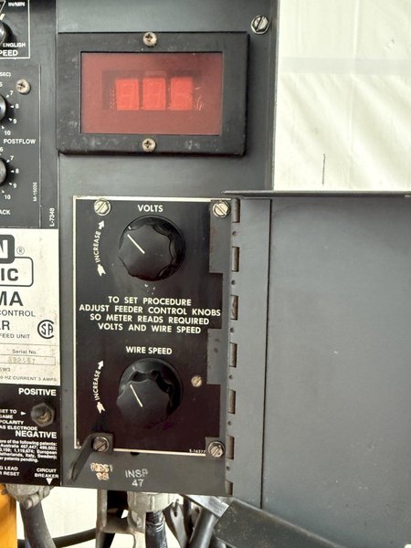 LINCOLN IDEALARC PULSE POWER 500 WELDER W/ BOOM AND LINCOLN LN-9F WIRE FEEDER. STOCK #0627922.