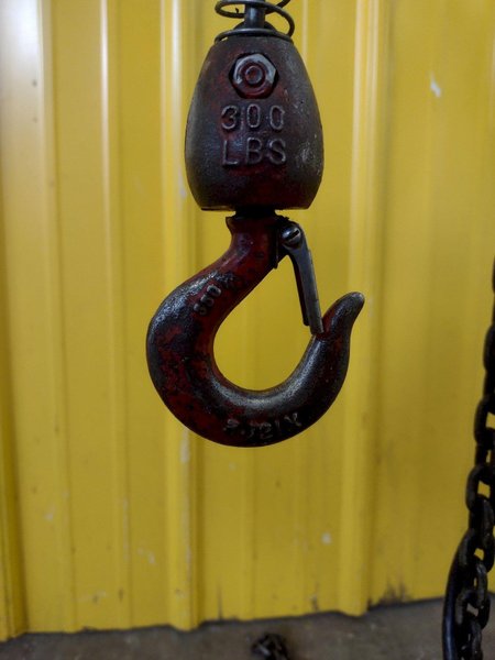 300 LB DAYTON MODEL #4Z358B ELECTRIC CHAIN HOIST, SINGLE PHASE 115V: STOCK 18547