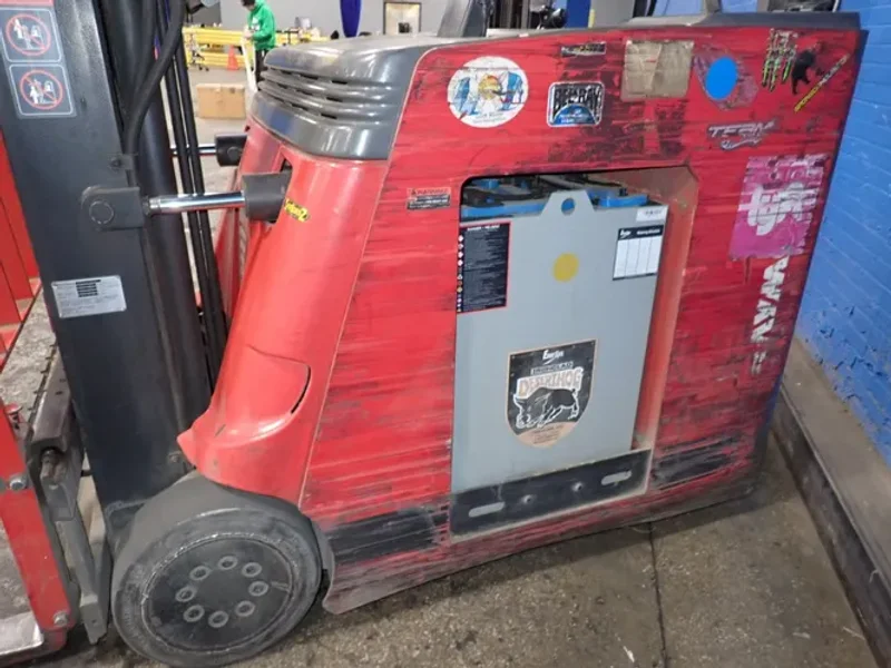 RAYMOND 4000 LBS ELECTRIC STANDUP  FORKLIFT  -  R40-C40TT