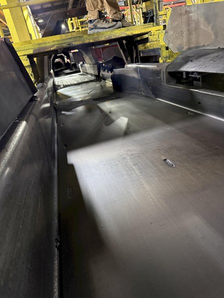 2024 Conveyor Dynamics mold dump oscillating conveyor with end drive and center drive, heated bottom, hood (note: one shaft broken)