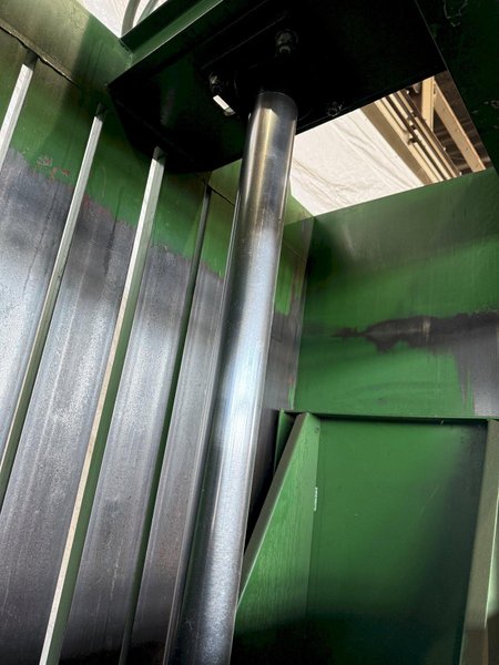 VERTICAL HYDRAULIC BALER. STOCK #0447725