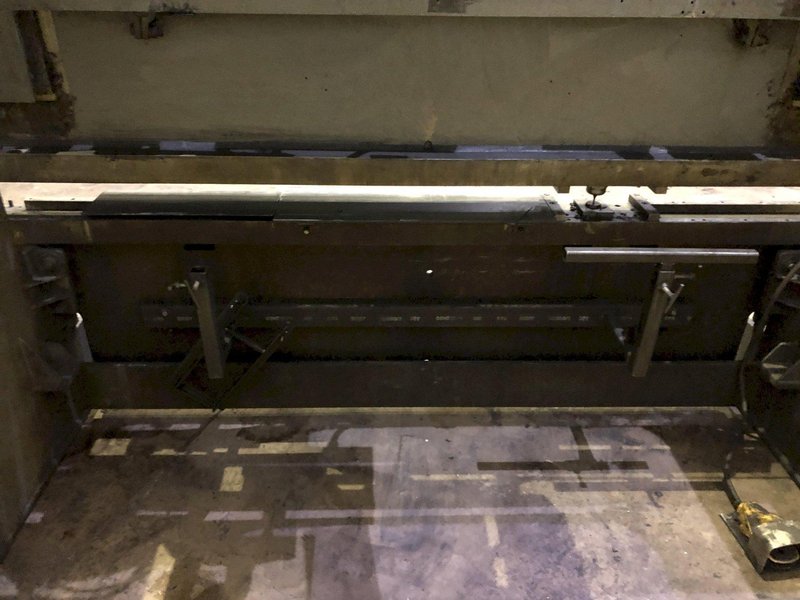 30 TON X 10' HTC MODEL #830GS HYDRAULIC PRESS FLANGED BED PUNCH BRAKE: STOCK 16953