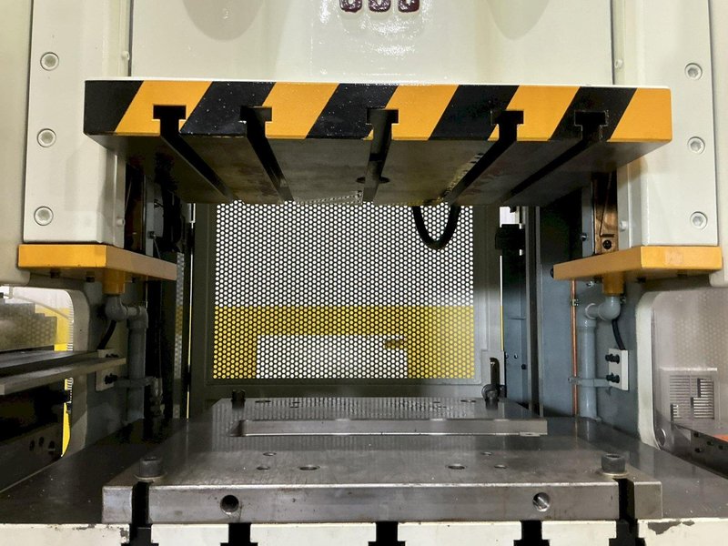 88 TON AIDA MODEL #DSF-N1-800 GAP FRAME PRESS 6.3” STROKE &amp; PA SERVO COIL FEED LINE: YOBRO #25102