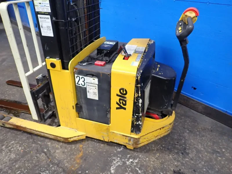 YALE 2800 LBS ELECTRIC STRADDLE LIFT  -  MRW030LEN24TE078