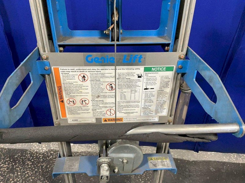 GENIE 500 LBS HAND CRANK LIFT  -  GL-4