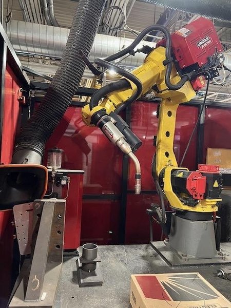 Lincoln Electric System 5 Robot Welding Cell, 2016 – 350 Amp Lincoln Electric R360 Power Supply, Fanuc ARCMate100iC Robot