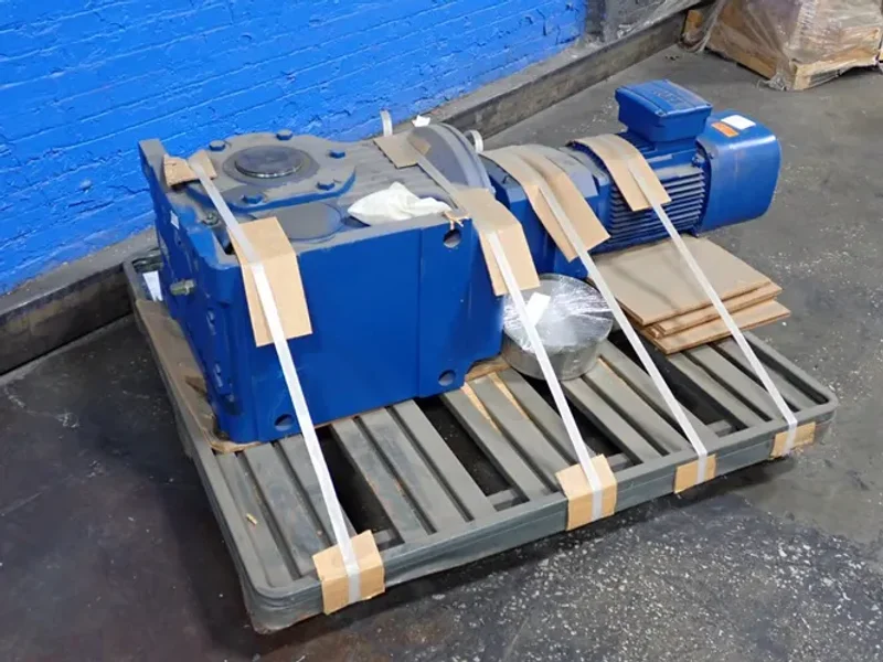 SEW EURODRIVE 10 HP GEAR DRIVE  -  KAZ127 R87 DRN132M4 BE11HR
