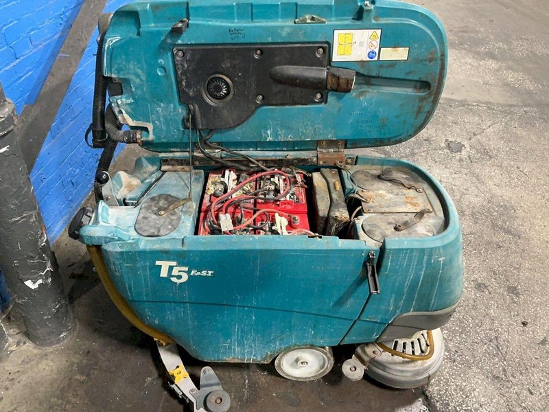 TENNANT WALK BEHIND FLOOR SCRUBBER  -  MODEL T5