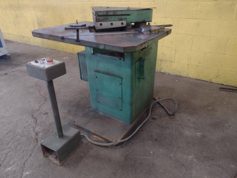 8-7/8&quot; X 8-7/8&quot; x 1/4&quot; BOSCHERT MODEL #LB-12 HYDRAULIC ANGLE CORNER NOTCHER: STOCK 16439