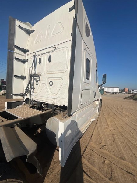 2020 Freightliner CA126SLP - Cascadia  3AKJHHDR2LSLR4945