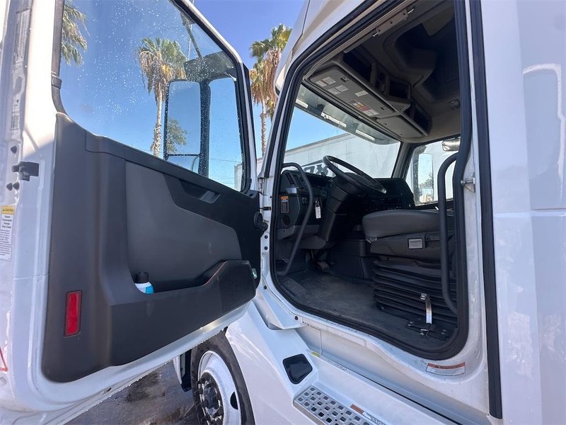 2023 Volvo VNL64T860 4V4NC9EJ5PN307510