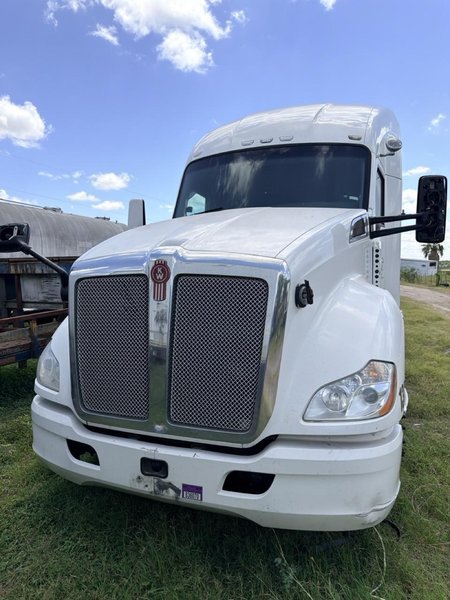 Kenworth T680 Sleeper Truck, 2014 – PACCAR/Cummins Diesel, Tandem Axle, Air Ride, 10-Speed/Auto, OTR Semi Tractor