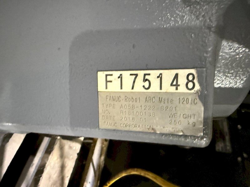 FANUC – ArcMate 120iC w/ R-30iA Controls &amp; Lincoln i400 Weld Package USED