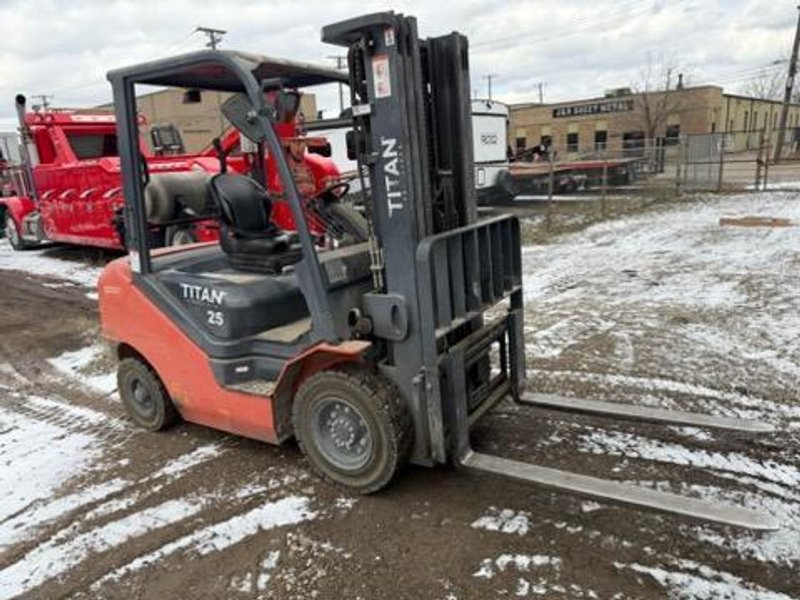 2022 Titan TG25S Forklift – 5,500 LB Capacity, Dual Fuel LPG/Gas, Pneumatic Tire, Side Shift, 3-Stage Mast (1)