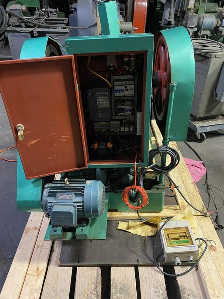 1/8&quot; Shanghai Wuling Model SD-30 Bi-Metal Contact Heading Machine