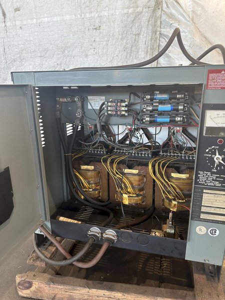 36 VOLT HOBART ACCUR-CHARGER 1400C3-18 BATTERY CHARGER. STOCK # 0255824