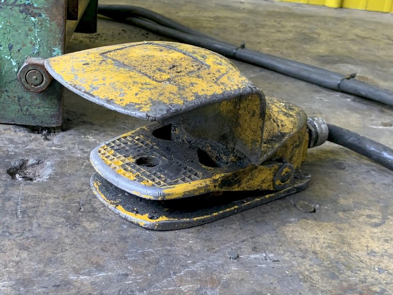 1200 LB ROWE MODEL #810 MOTORIZED COIL CRADLE UNCOILER: STOCK 15182