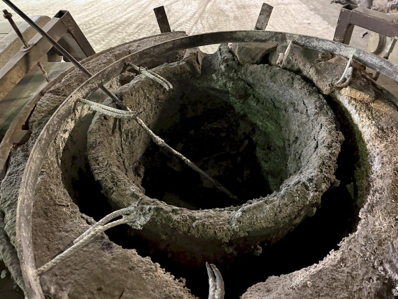 Lindberg model 61-mnp-400-g 400# gas fired motorized nose pour furnace with gas system and blower and controls