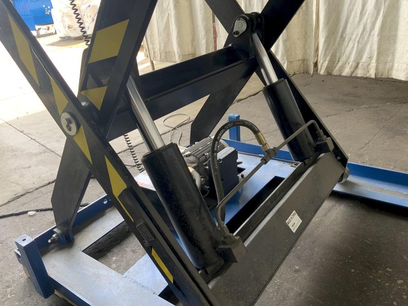 3300 LB ULINE HYDRAULIC SCISSOR LIFT TABLE: STOCK #81177