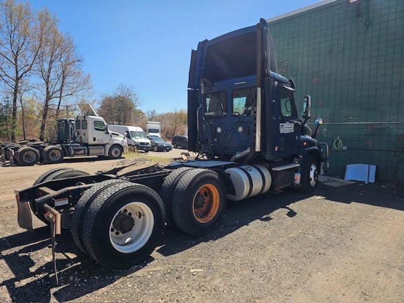 Freightliner Cascadia 125 Day Cab, 2017 – Tandem Axle Class 8 Semi Tractor