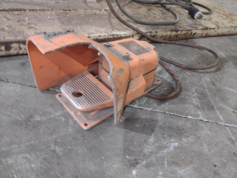 1,250 LB STINGER MODEL #P-1250 PIPE WELDING POSITIONER WITH 30" GRIPPER CHUCK : YOBRO #25215