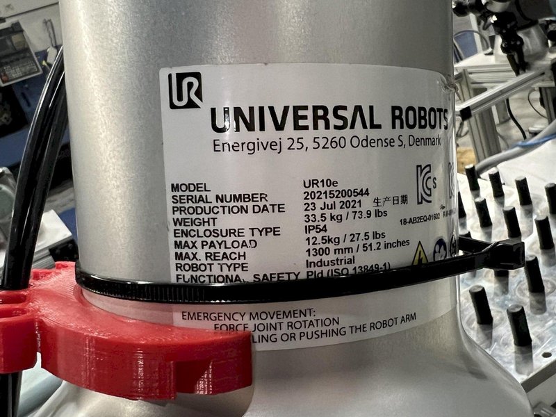 Universal Robots UR10e Cobot With Parts loading base/station. New-2021