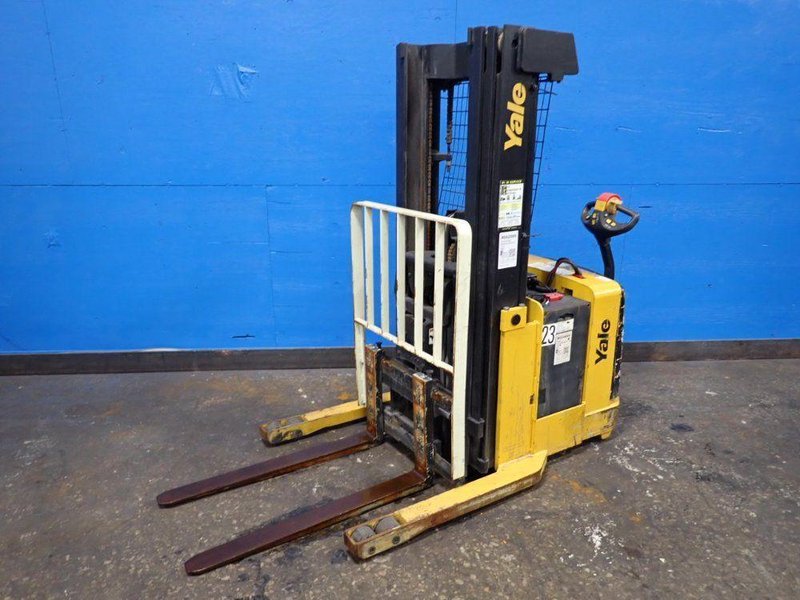 YALE 2800 LBS ELECTRIC STRADDLE LIFT  -  MRW030LEN24TE078