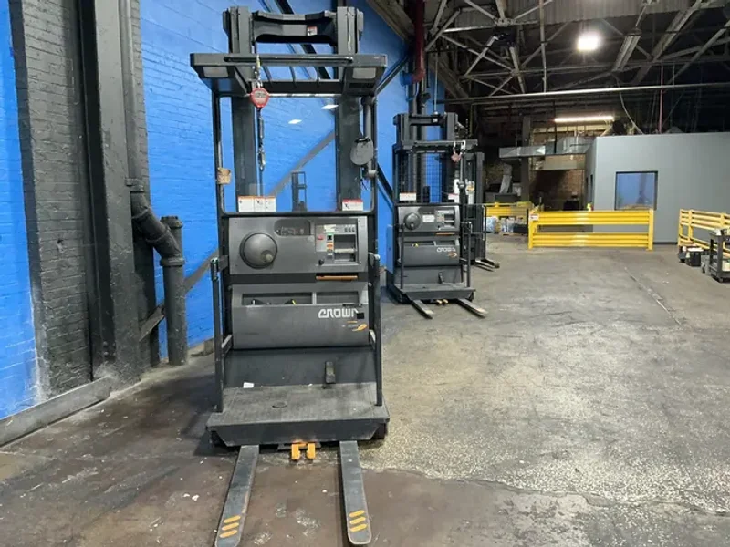 Crown 3000 Lbs Electric Order Picker - Sp3520-30