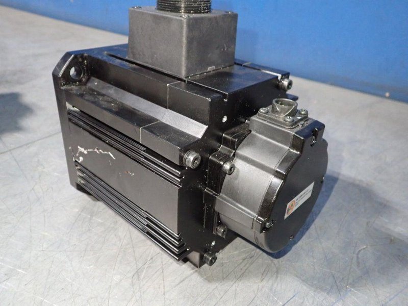 OMRON 0.9 KW AC SERVO MOTOR  -  R88M-K90010F-BS2